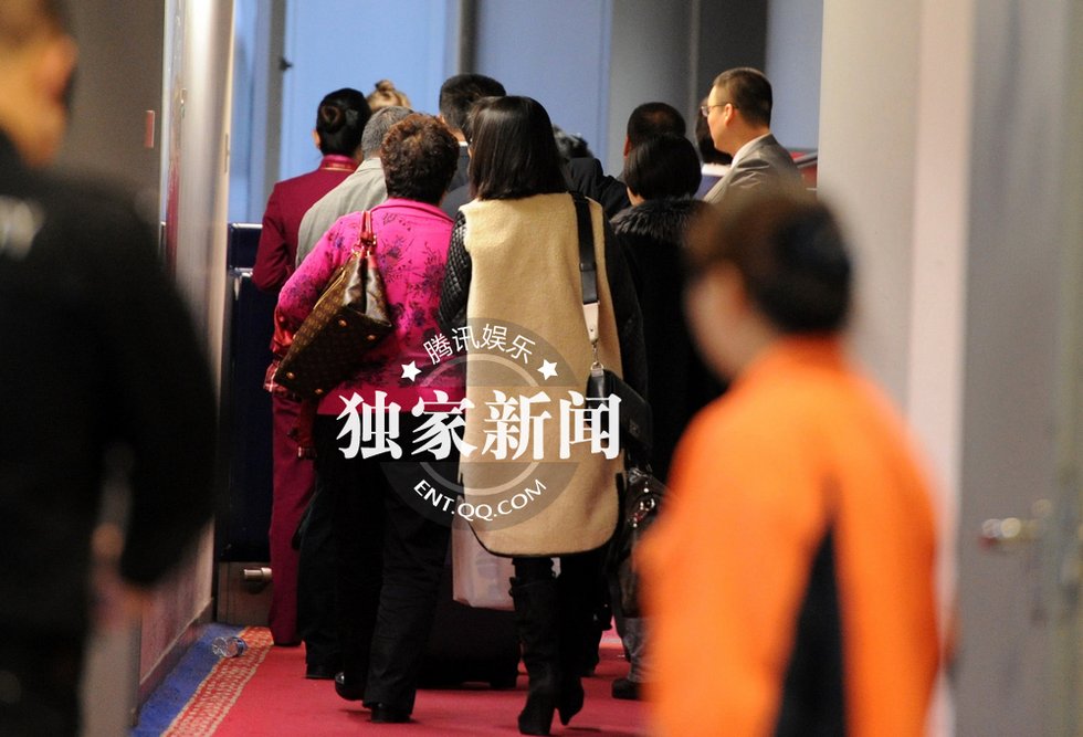 董潔撈金后匆忙攜母離京 助理送行護駕