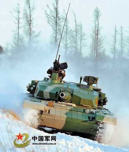 資料圖：99主戰坦克進行冬季適應性訓練。