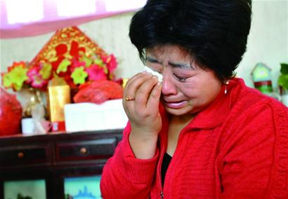 雪夜撿回女嬰當親閨女 為治病傾家蕩產