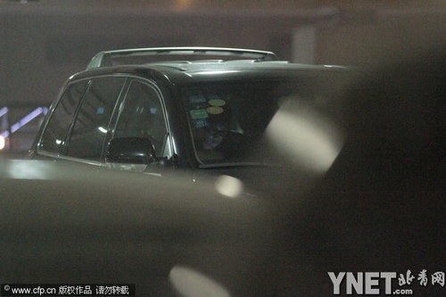 孫儷無鄧超陪伴獨自現身抵上海 深夜變手機控查崗