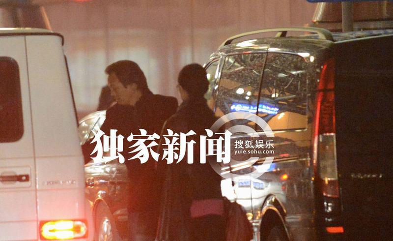 劉亦菲攜母回京 繼父陳金飛百萬豪車接機身兼多“職”