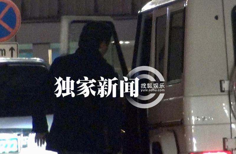 劉亦菲攜母回京 繼父陳金飛百萬豪車接機身兼多“職”