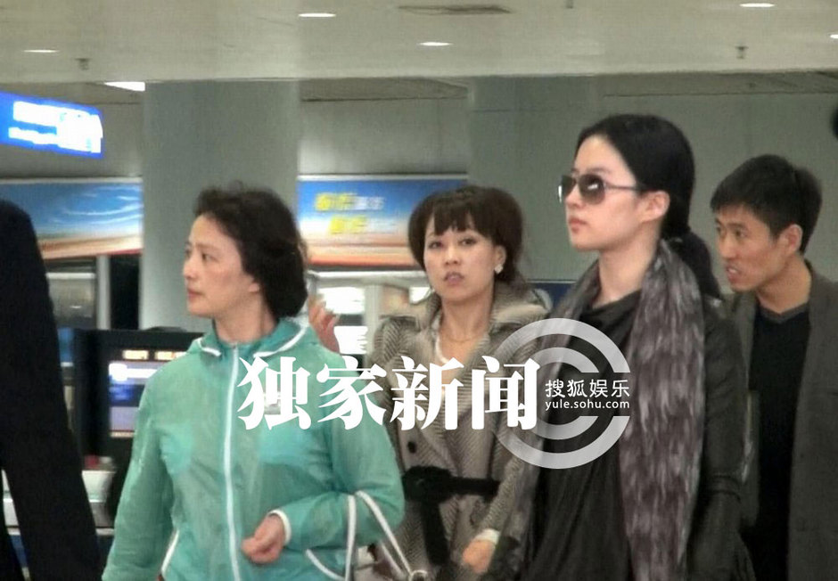 劉亦菲攜母回京 繼父陳金飛百萬豪車接機身兼多“職”