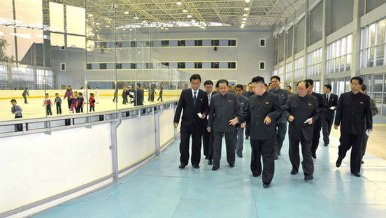 金正恩視察朝鮮滑冰場(chǎng)等 稱為人民做事永不滿足