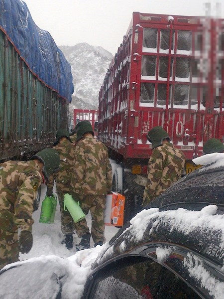 北京大雪高速積雪嚴重致擁堵 武警給司機送飯