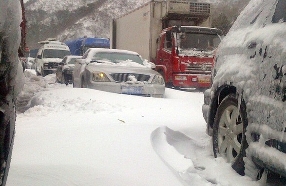 北京大雪高速積雪嚴重致擁堵 武警給司機送飯