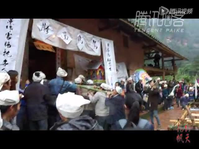 愛情天梯女主人下葬 6000級臺階鋪滿白玫瑰