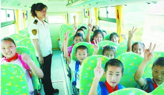 青島600輛校車專接農村娃 冬暖夏涼放動畫孩子愛上學
