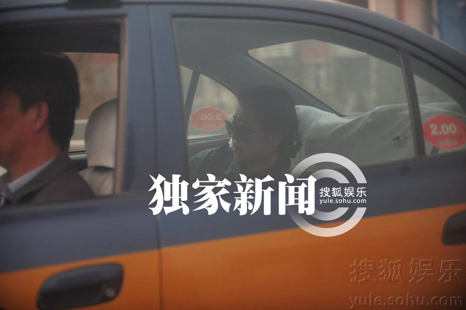 倪萍素顏出門買衣服顯老態