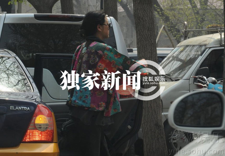 倪萍素顏出門買衣服顯老態