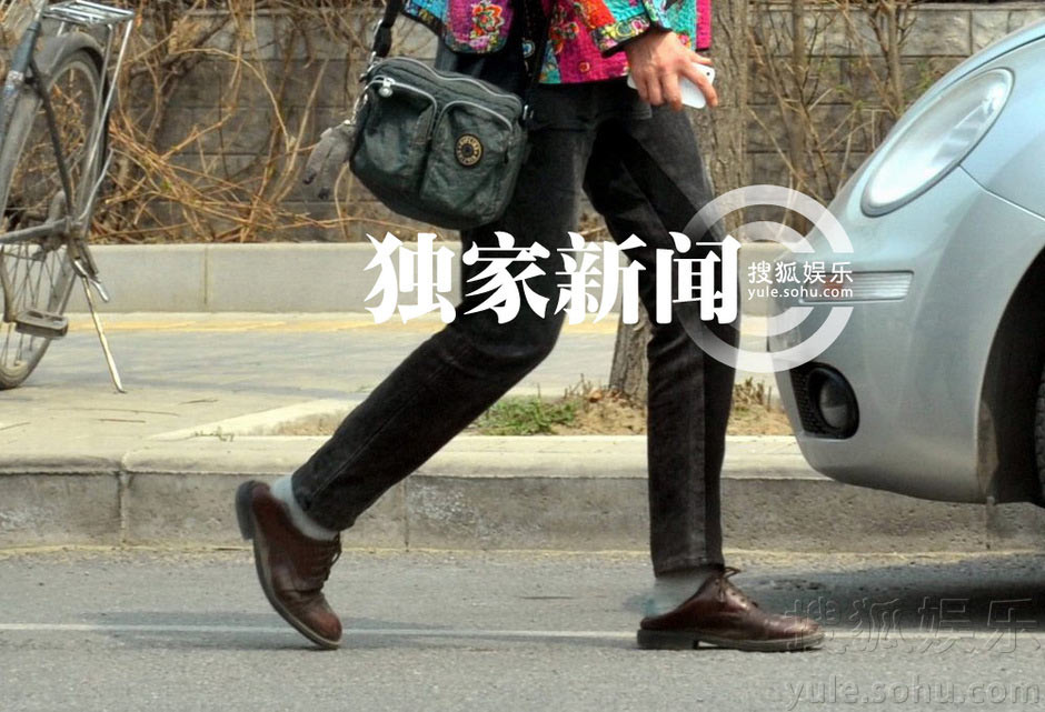 倪萍素顏出門買衣服顯老態