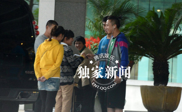 鄧超扎小辮大學校園打籃球