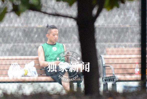 鄧超扎小辮大學校園打籃球