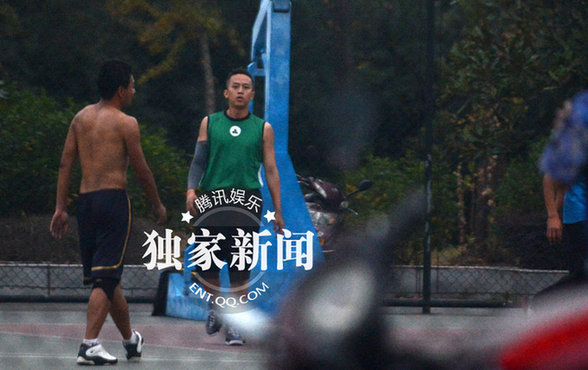 鄧超扎小辮大學校園打籃球