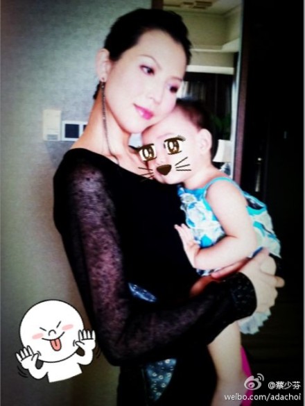 蔡少芬惡搞女兒 連環拍楚兒“偷東西”搞笑動作