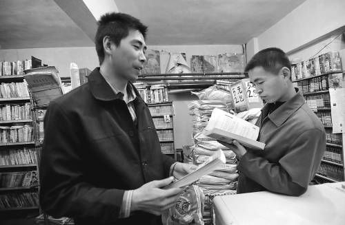 河南打工小伙馬輝在烏魯木齊一間200多平方米的地下室里，自辦“打工者書屋”，專門為打工者提供租書、看書服務。朱翊攝