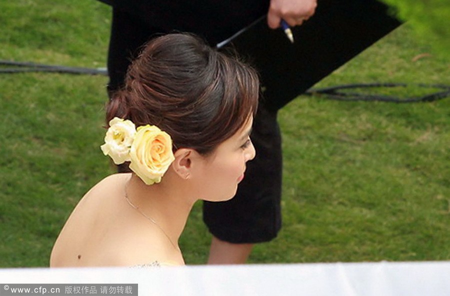 郭晶晶、霍啟剛注冊結婚 郭晶晶父母現身吳敏霞領銜伴娘團