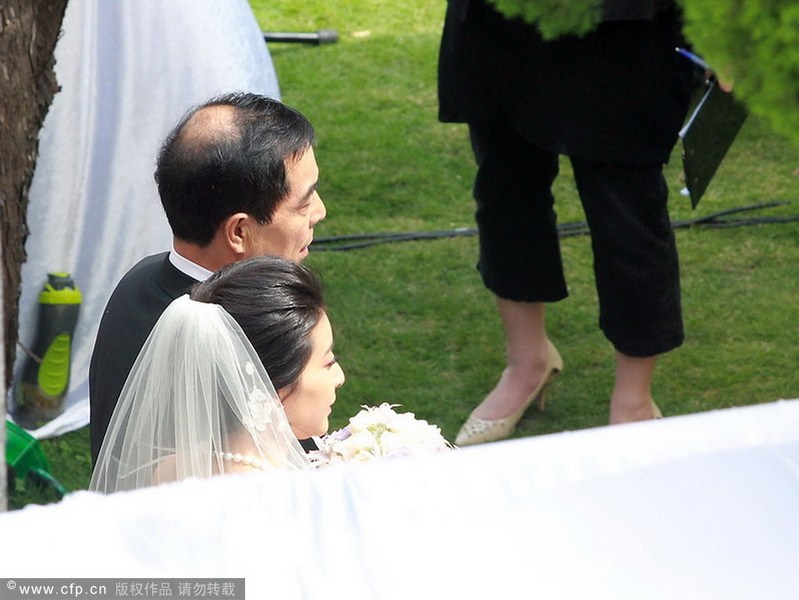 郭晶晶、霍啟剛注冊結(jié)婚 郭晶晶父母現(xiàn)身吳敏霞領(lǐng)銜伴娘團(tuán)