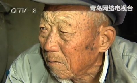 兒子打罵老父打致骨頭變形 棄破屋不養老