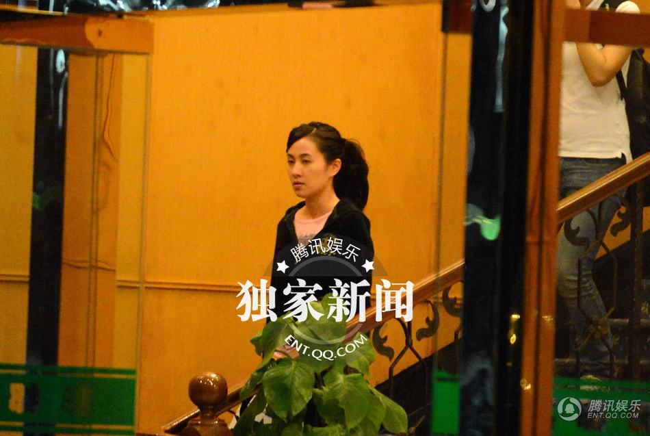 葉璇不拘小節 與男性友人飯店用餐親密異常