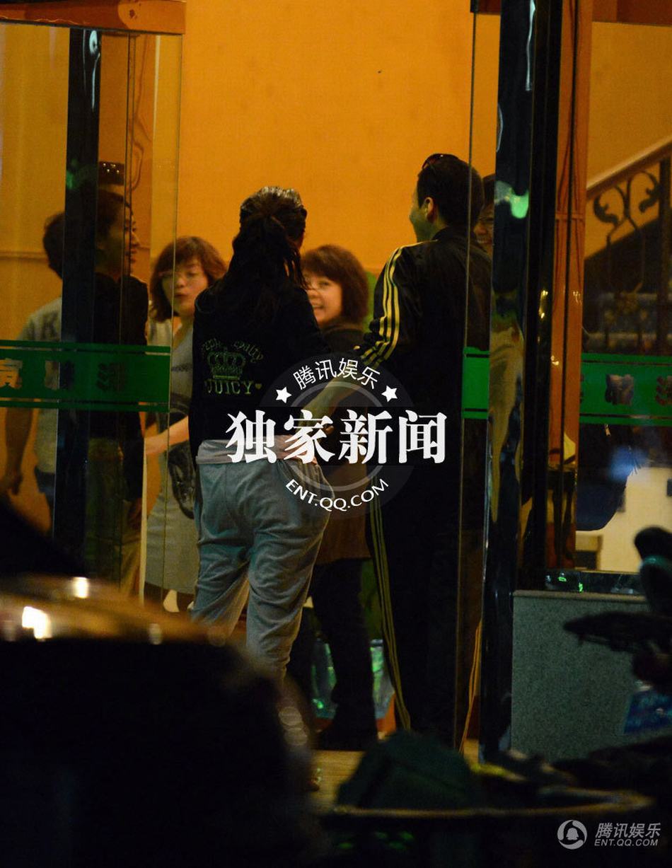 葉璇不拘小節 與男性友人飯店用餐親密異常