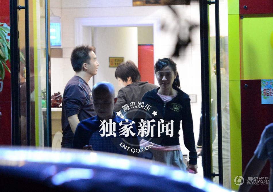 葉璇不拘小節 與男性友人飯店用餐親密異常