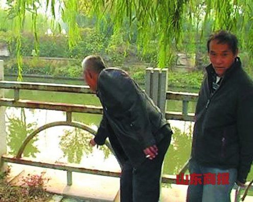 目擊者給記者指認(rèn)孩子落水的位置。