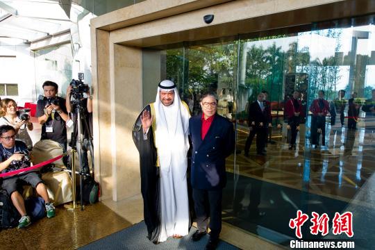圖為亞奧理事會主席、科威特親王艾哈邁德?法赫德?薩巴赫在霍震霆陪同下抵達南沙大酒店。龍宇陽攝