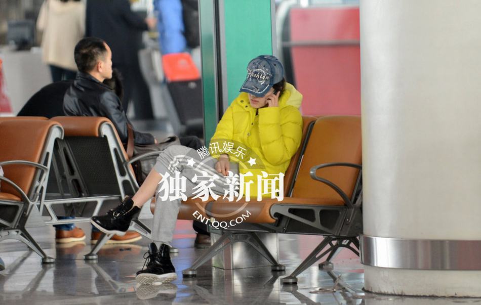 “好聲音”丁丁現身機場顯憔悴 瓜子皮亂扔無視環境