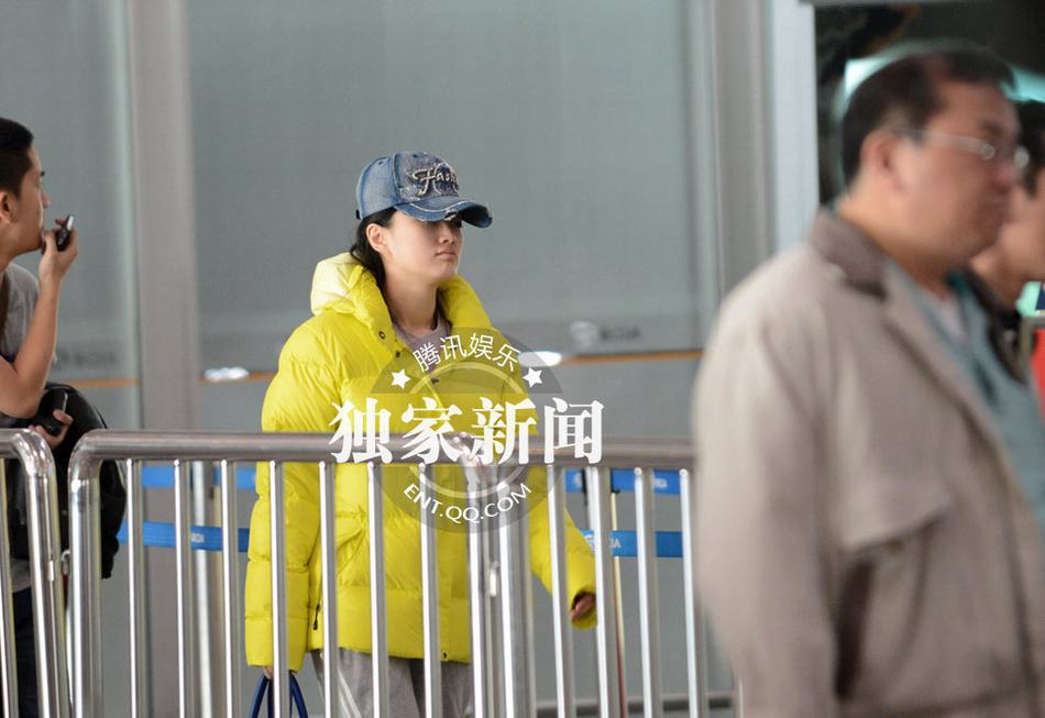 “好聲音”丁丁現身機場顯憔悴 瓜子皮亂扔無視環境