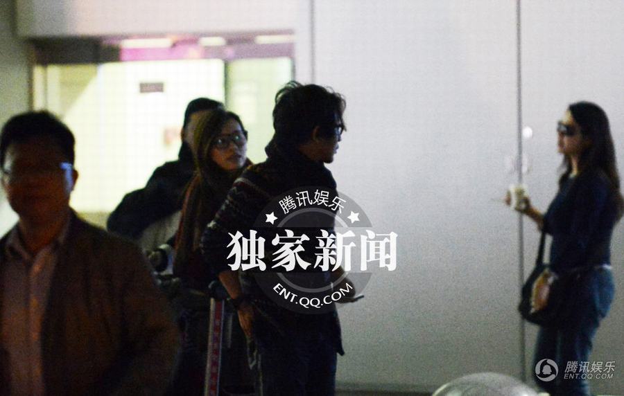 劉謙攜“御廚”嫩模女友王希怡回京 機(jī)場(chǎng)瞄辣妹女友吃醋上前質(zhì)問(wèn)