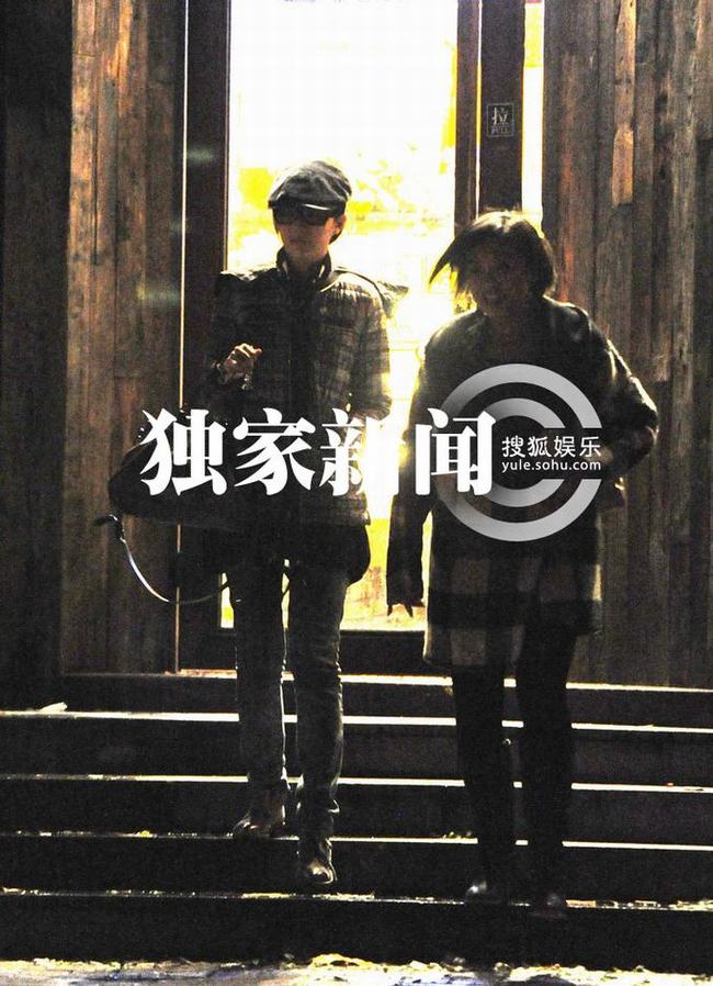 劉亦菲與閨蜜“情侶衫”出街 駕豪車(chē)同歸