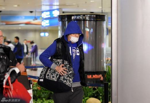 李代沫口罩遮面獨(dú)自回京