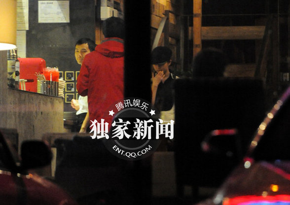 劉亦菲與閨蜜“夜談” 駕豪車(chē)同回別墅形影不分