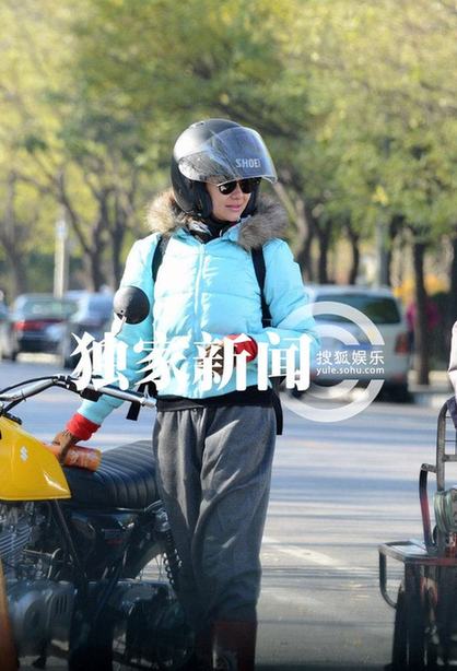 愛戴與神秘男騎機車狂飆出車禍 倒地不起電話求救