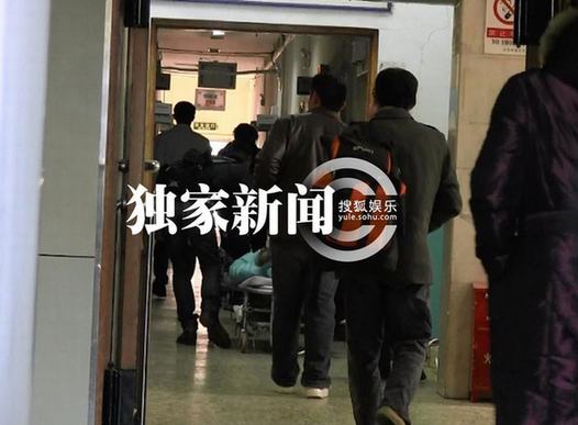 愛戴與神秘男騎機車狂飆出車禍 倒地不起電話求救