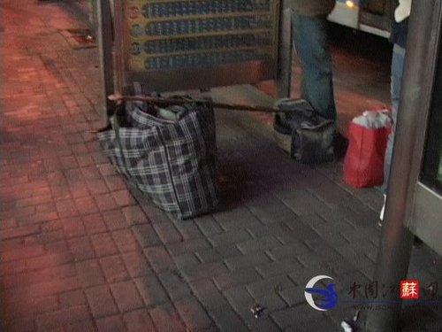大學生嫌農村父親寒酸 怕丟人不讓其進家門