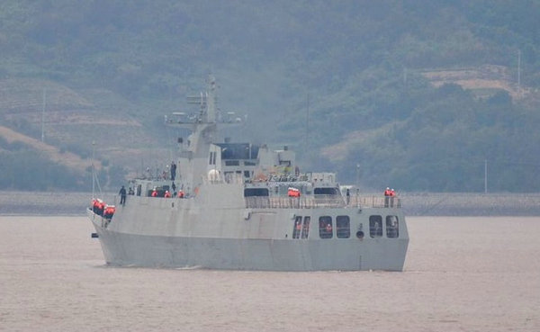 原文配圖：國產(chǎn)新型護衛(wèi)艦正在海上進行航行測試。