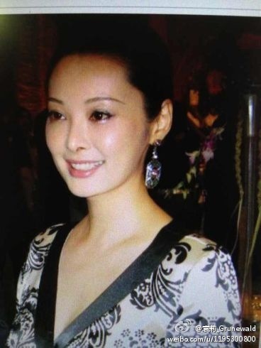 粉絲雷舉盤點:趙薇被村民開拖拉機狂追 張柏芝遭襲胸 粉絲雷舉盤點:趙薇被村民開拖拉機狂追 張柏芝遭襲胸