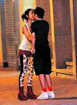 薛凱琪街頭舌戰湯駿業 明星情不自禁激吻被偷拍