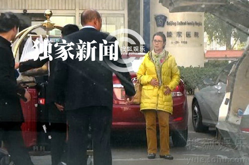 李小璐出院母親監工