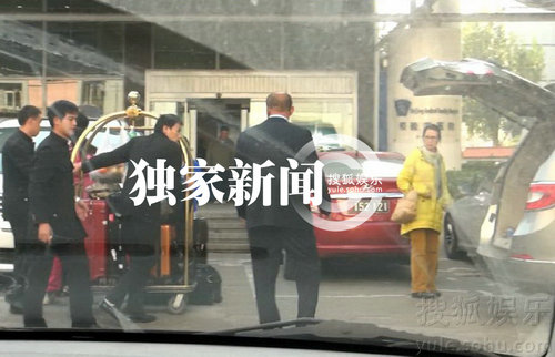 李小璐出院母親監工