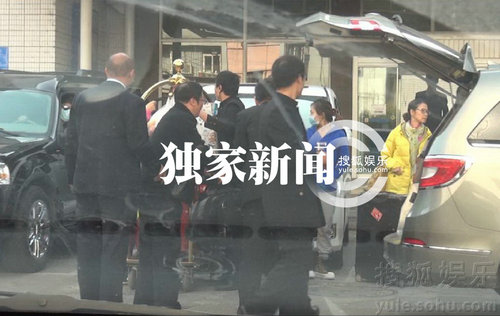 李小璐出院母親監工