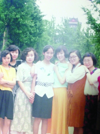 大學(xué)時代的華春瑩（右二）。