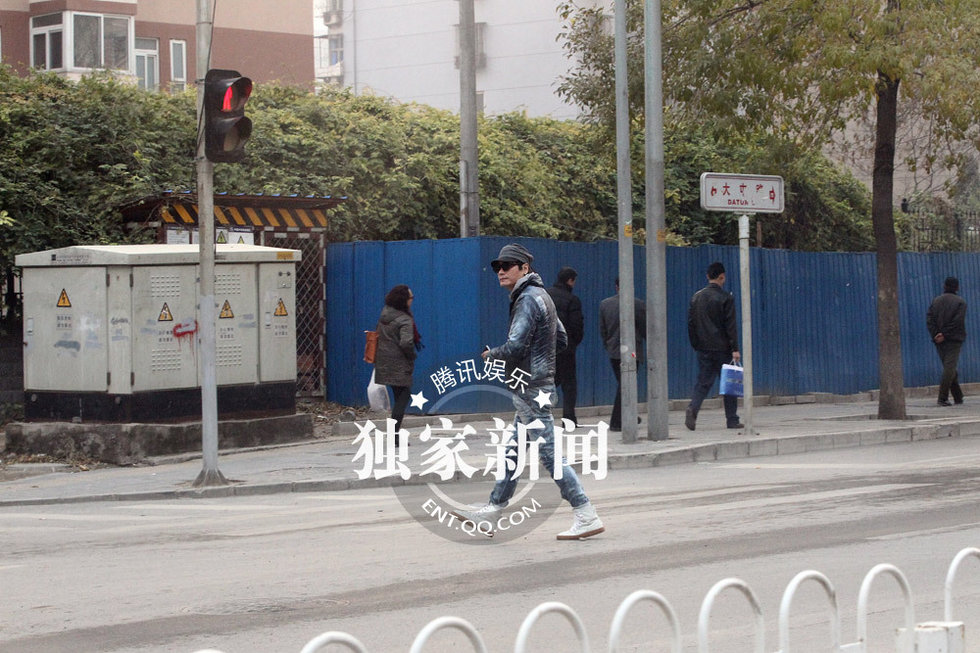 蘇巖孕后首現身羅嘉良陪同