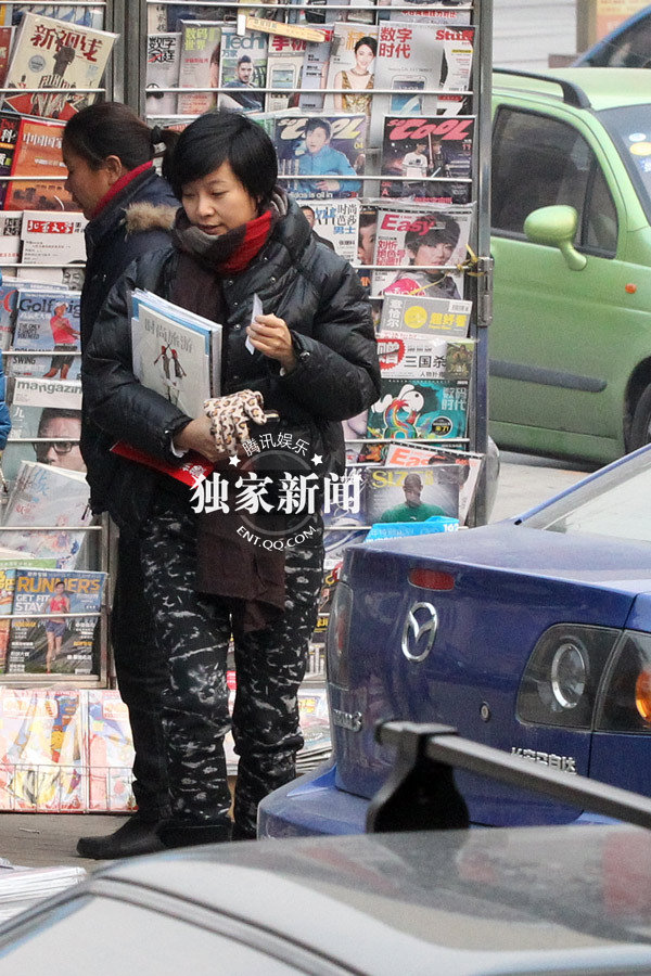 蘇巖孕后首現身羅嘉良陪同