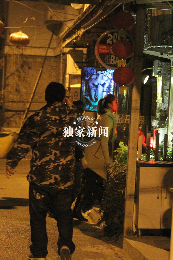 徐崢“出軌”白衣女是陶虹學妹 王熙然暴怒否認是小三三