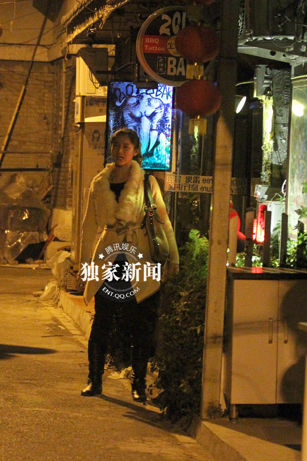 徐崢“出軌”白衣女是陶虹學妹 王熙然暴怒否認是小三三