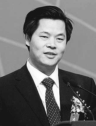  鄭功成 1964年生，湖南平江人。現任中國人民大學教授、全國人大常委會委員。兼國務院首屆醫改咨詢委員會委員、國家減災委專家委副主任、中國勞動學會副會長、中國社會保險學會副會長、中國社會福利協會等副會長等。長期從事社會保障、收入分配及與民生相關領域的研究，是“中國社會保障改革與發展戰略”、“維護社會公平正義與保障國民共享發展成果”、“國家社會福利制度發展戰略”等重大戰略項目研究的首席專家。出版過著作30余種，發表學術文章約400多篇，多篇政研報告或文章被中央領導同志批示。