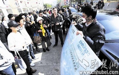 男子攜百萬支票板駕豪車在校園求婚被罵發神經（圖）